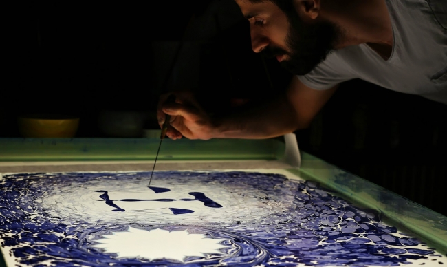 Ebru sanatını videoyla birleştirerek dünyaya tanıtıyor